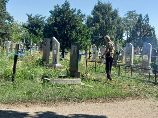 Косять та прибирають: на кладовищі селища Шевченко кипить робота